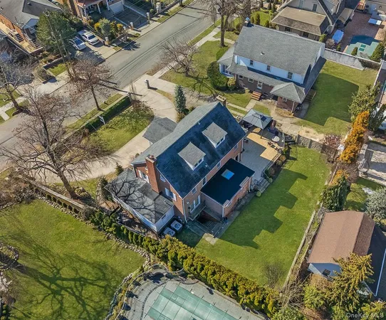 $2,695,000 | 23 Center Drive | Whitestone