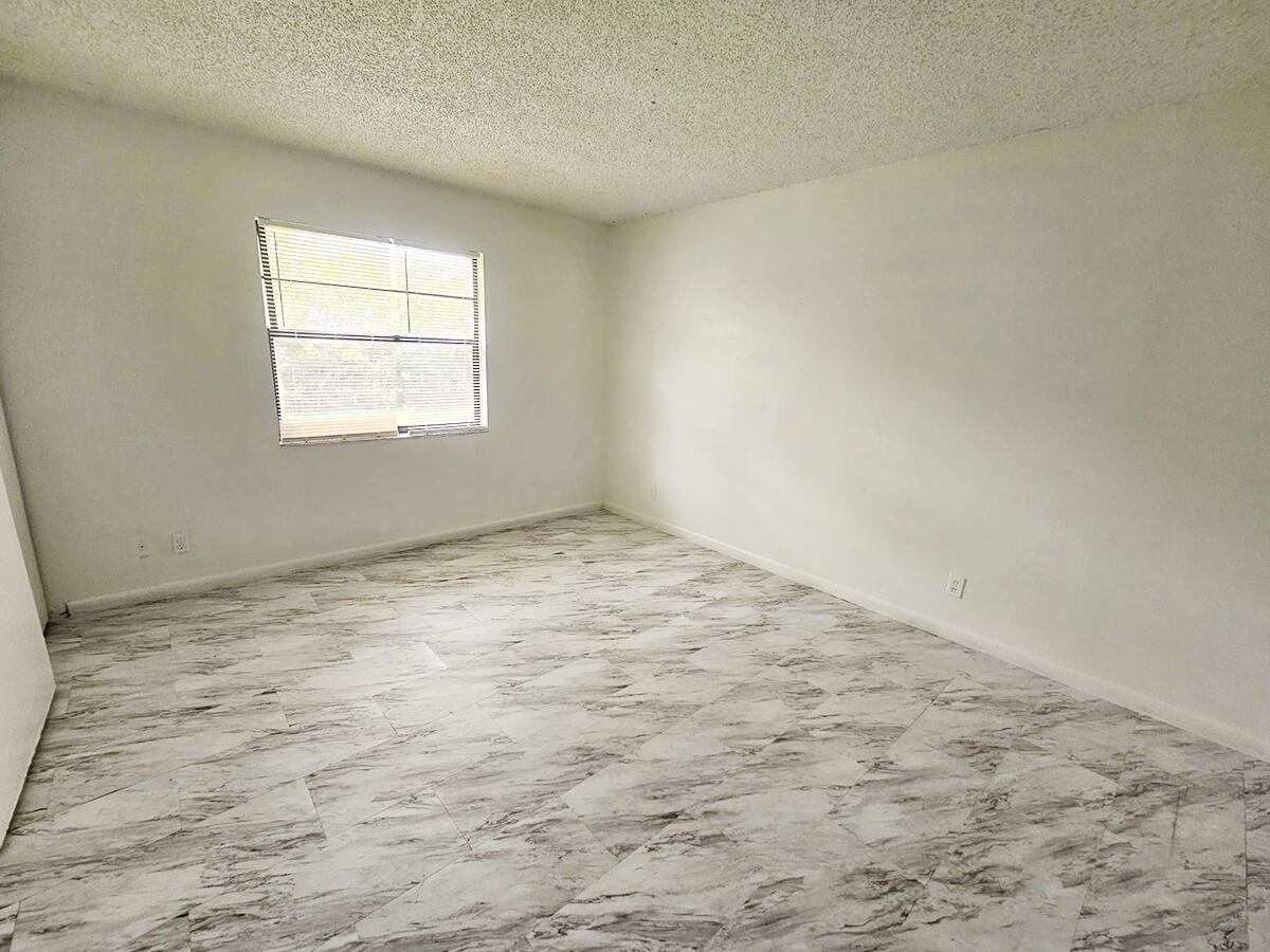 692 Neil Road, Unit 702 West Palm Beach, FL 33415 - Photo 7 of 11 WhatsApp Image 2024-07-12 at 15.59.02 (3