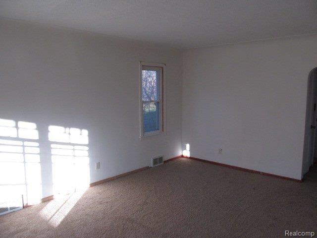 21422 Greenview Road Southfield, MI 48075 - Photo 11 of 25 261-899304 - LIVING ROOM (2).JPG