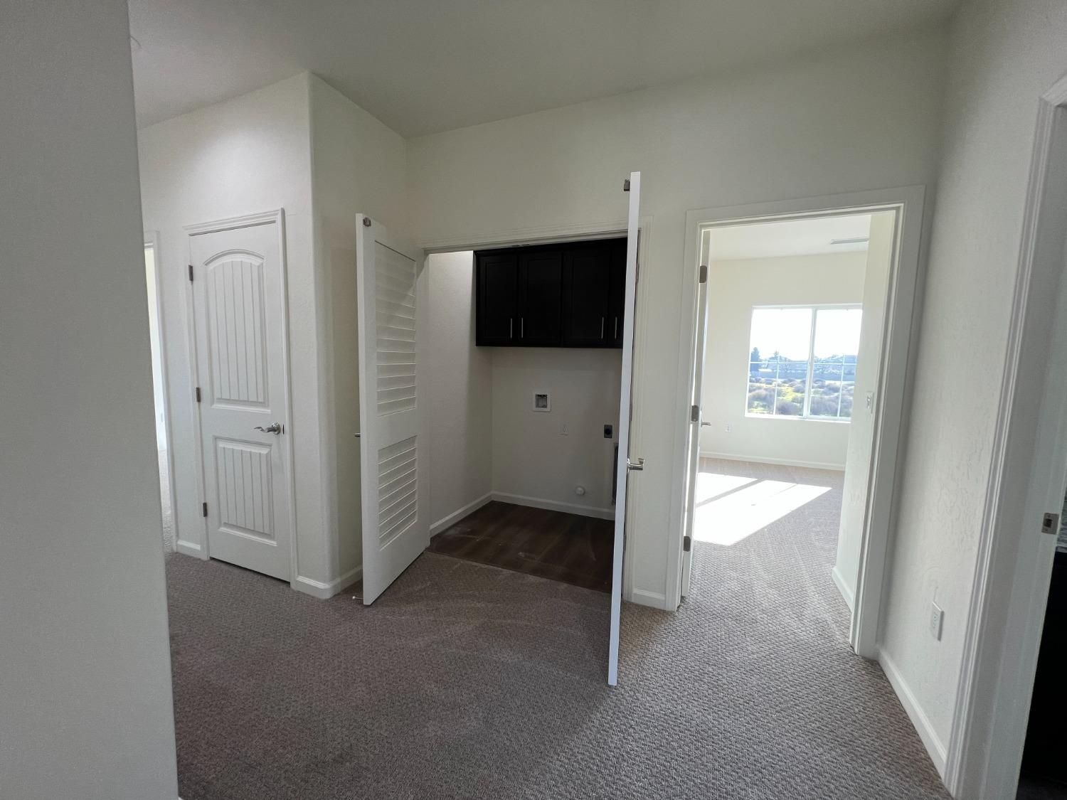 1420 Concord Way Dinuba, CA 93618 - Photo 9 of 16 an empty room with mirror