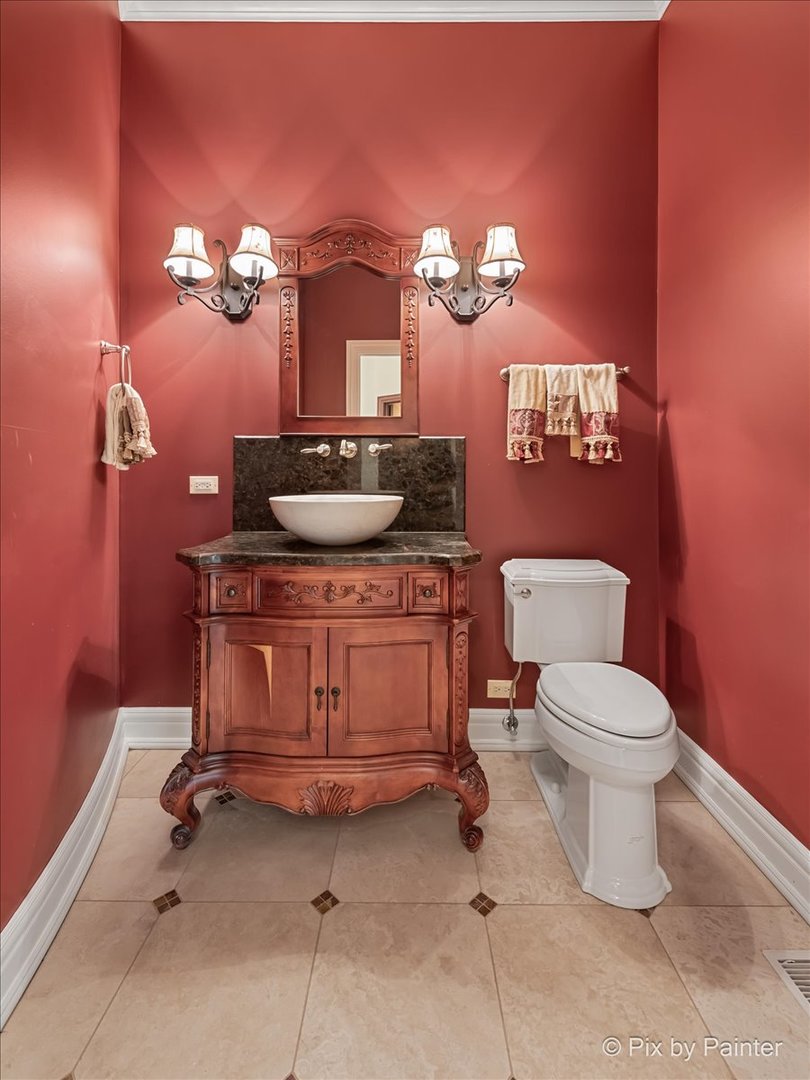 27 West Onwentsia Road Lake Forest, IL 60045 - Photo 20 of 84 a bathroom with a toilet a sink and mirror
