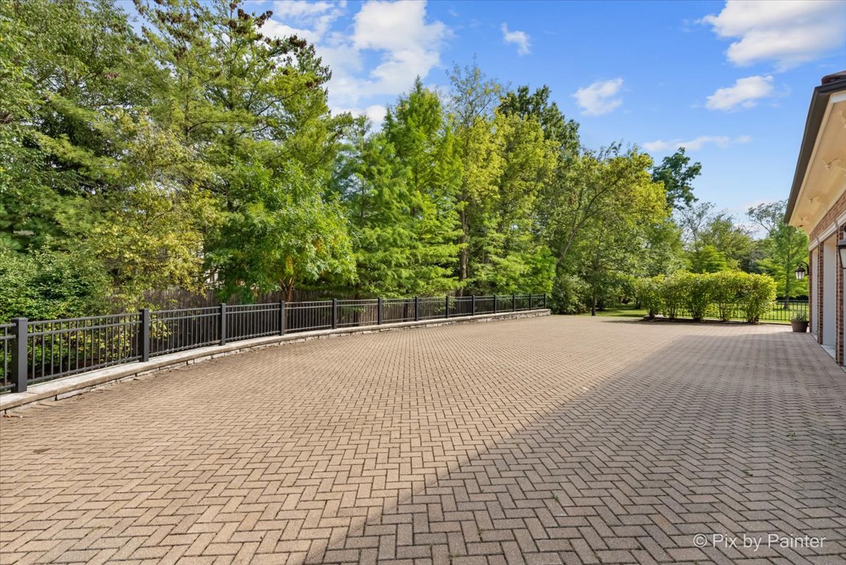 27 West Onwentsia Road Lake Forest, IL 60045 - Photo 7 of 84 a view of a outdoor space
