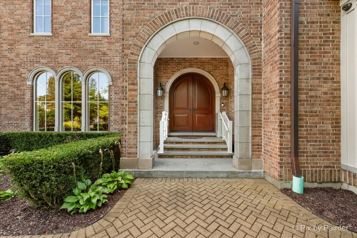 27 West Onwentsia Road Lake Forest, IL 60045 - Photo 10 of 84 a front view of a house