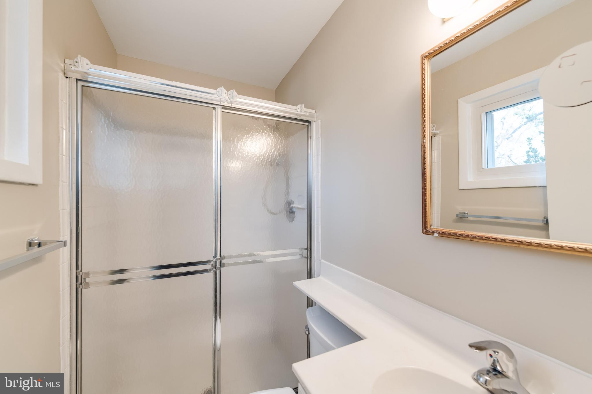 807 Harrington Road Rockville, MD 20852 - Photo 11 of 19 Master bathroom
