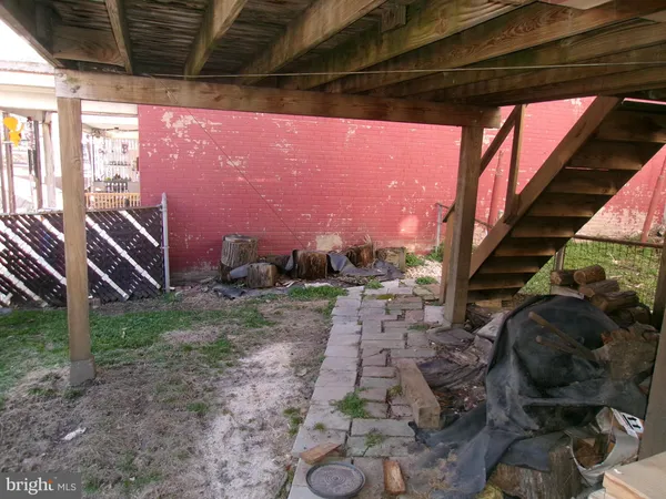 a view of a pathway of a house with wooden fence