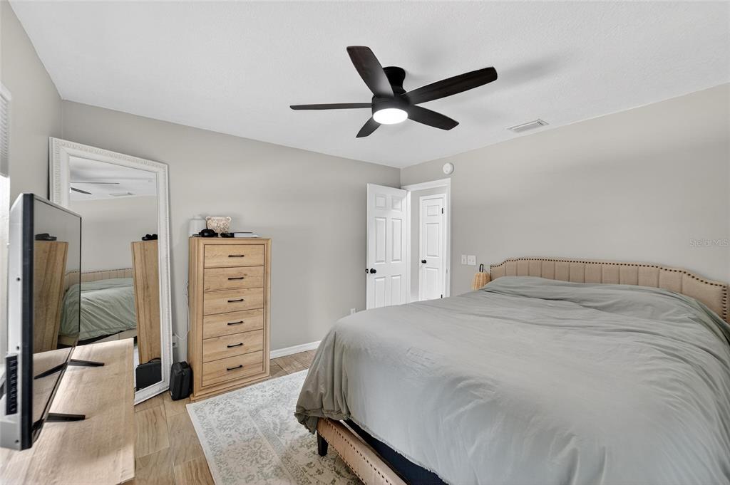 5502 Peach Avenue Seffner, FL 33584 - Photo 29 of 48 a bedroom with a bed and a flat tv screen