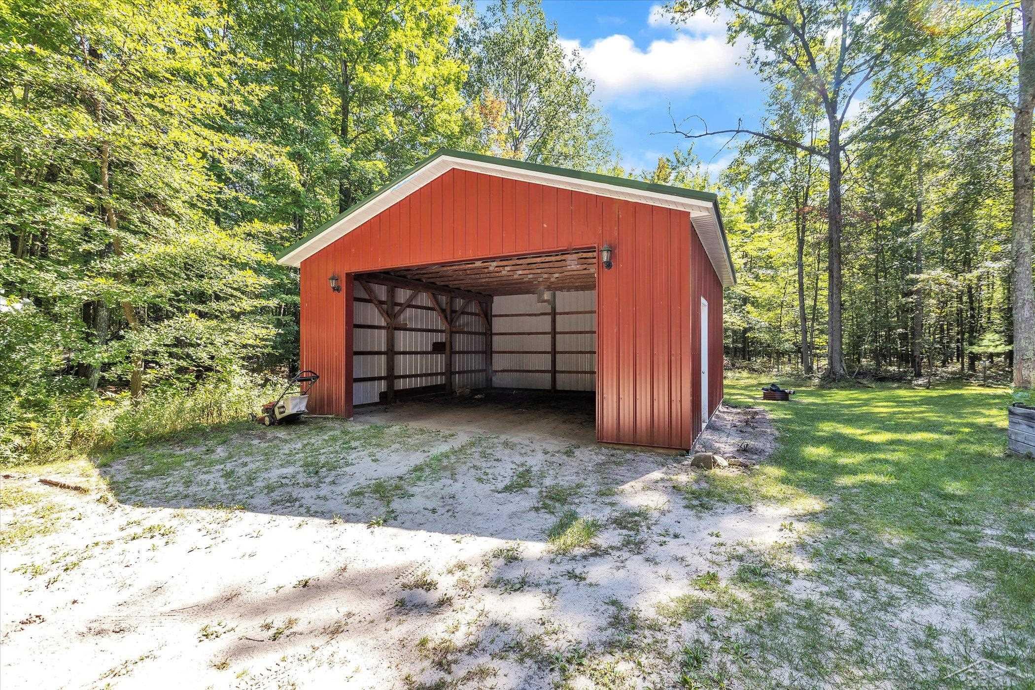 2859 West Chippewa River Road Midland, MI 48640 - Photo 30 of 51 50089692-29.JPG