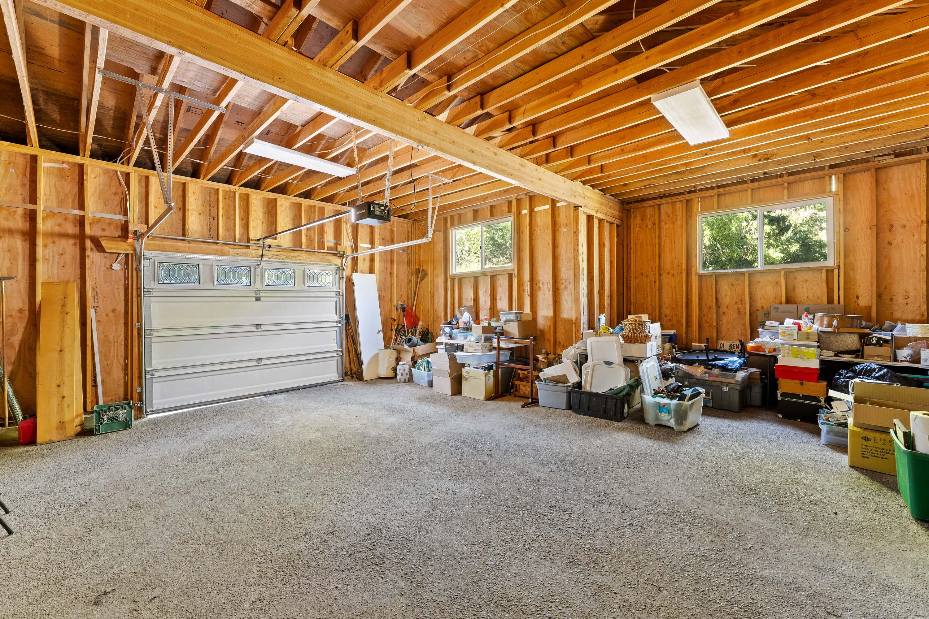 905 Summit Loop Grants Pass, OR 97527 - Photo 22 of 43 Garage