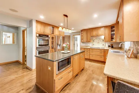 $749,900 | 845 Saugatuck Trail, Vernon Hills, IL 60061