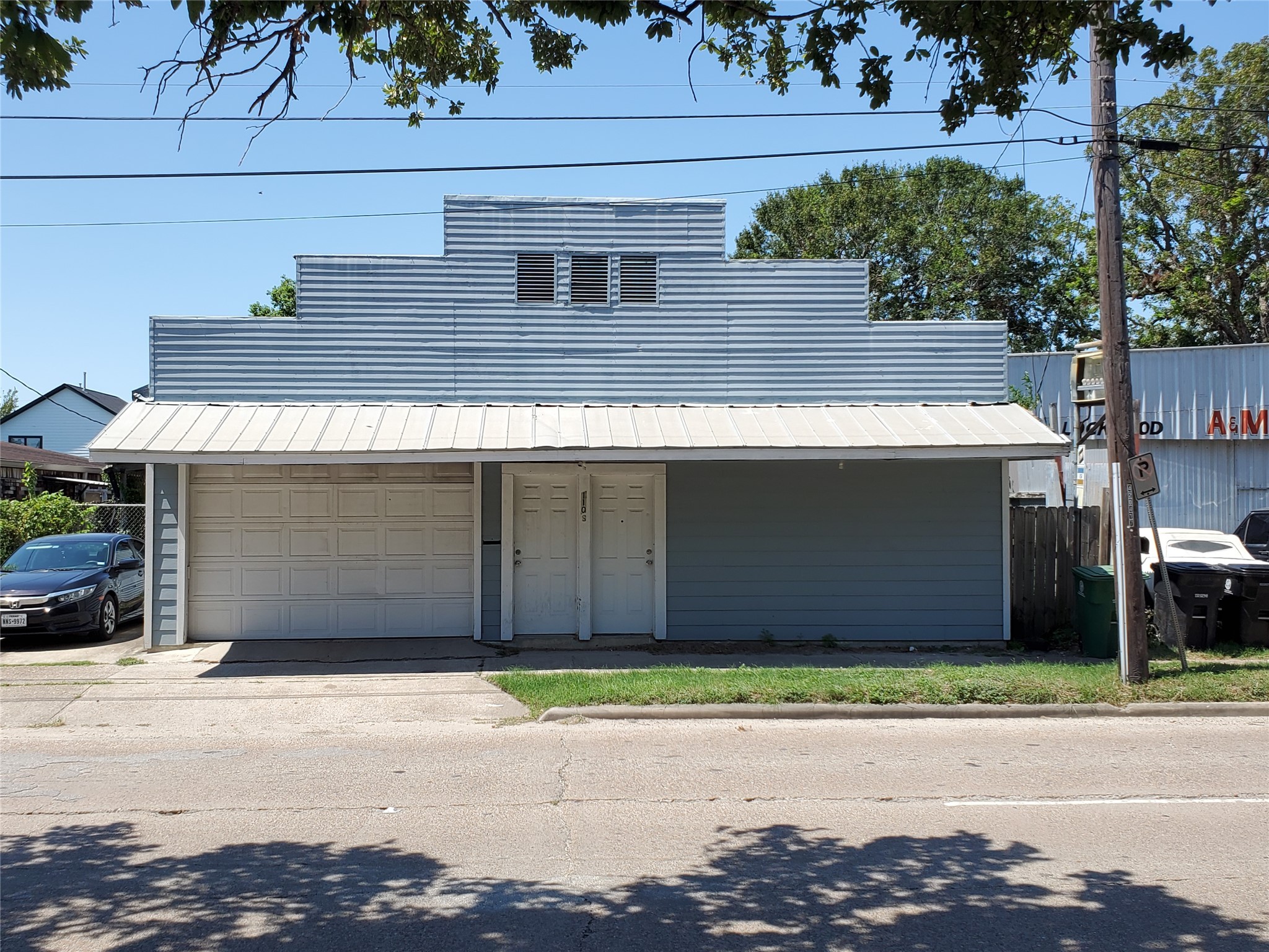 4615 Sherman Street Houston, TX 77011 - Photo 10 of 10 a view of a car garage