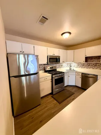 $2,400 | 505 Woodhaven Drive, Edison, NJ 08817