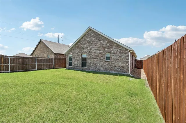 a view of a house with backyard and garden