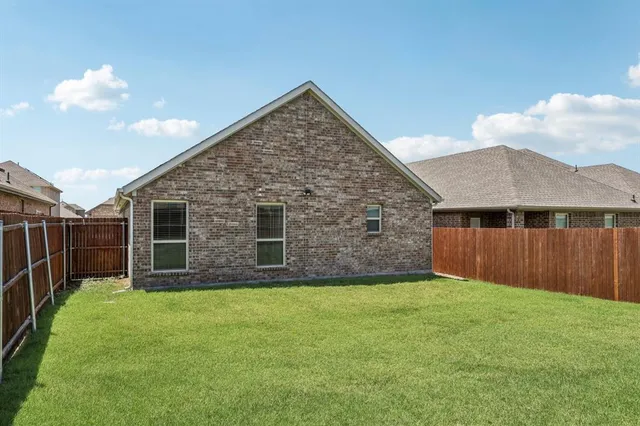 a view of a back yard of the house