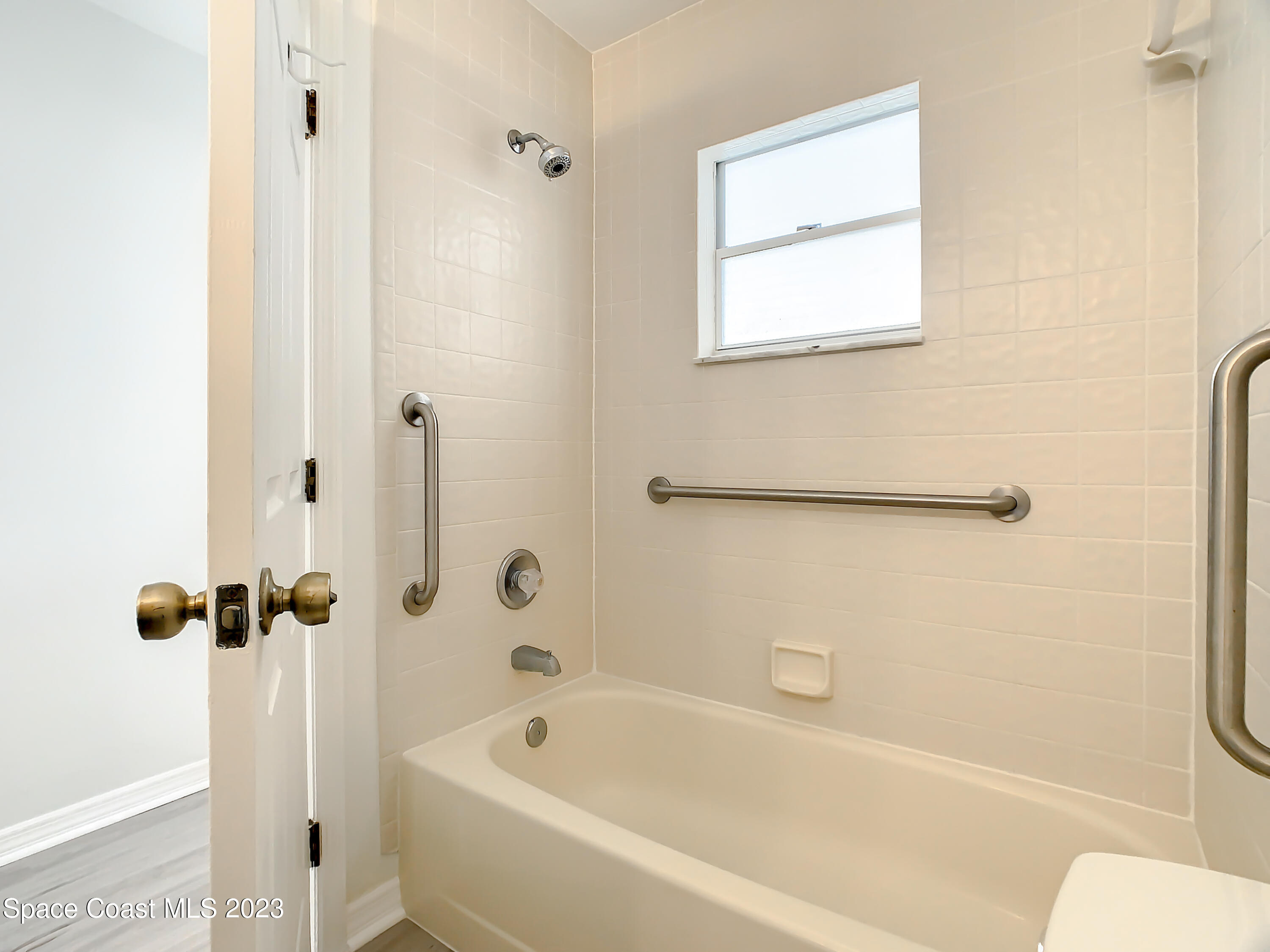8520 Highway 1, Unit E9 Micco, FL 32976 - Photo 16 of 24 a bathroom with a bathtub