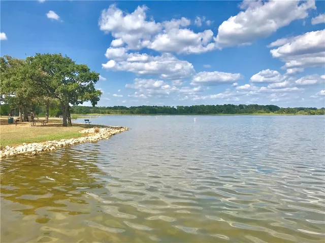a view of a houses with a yard