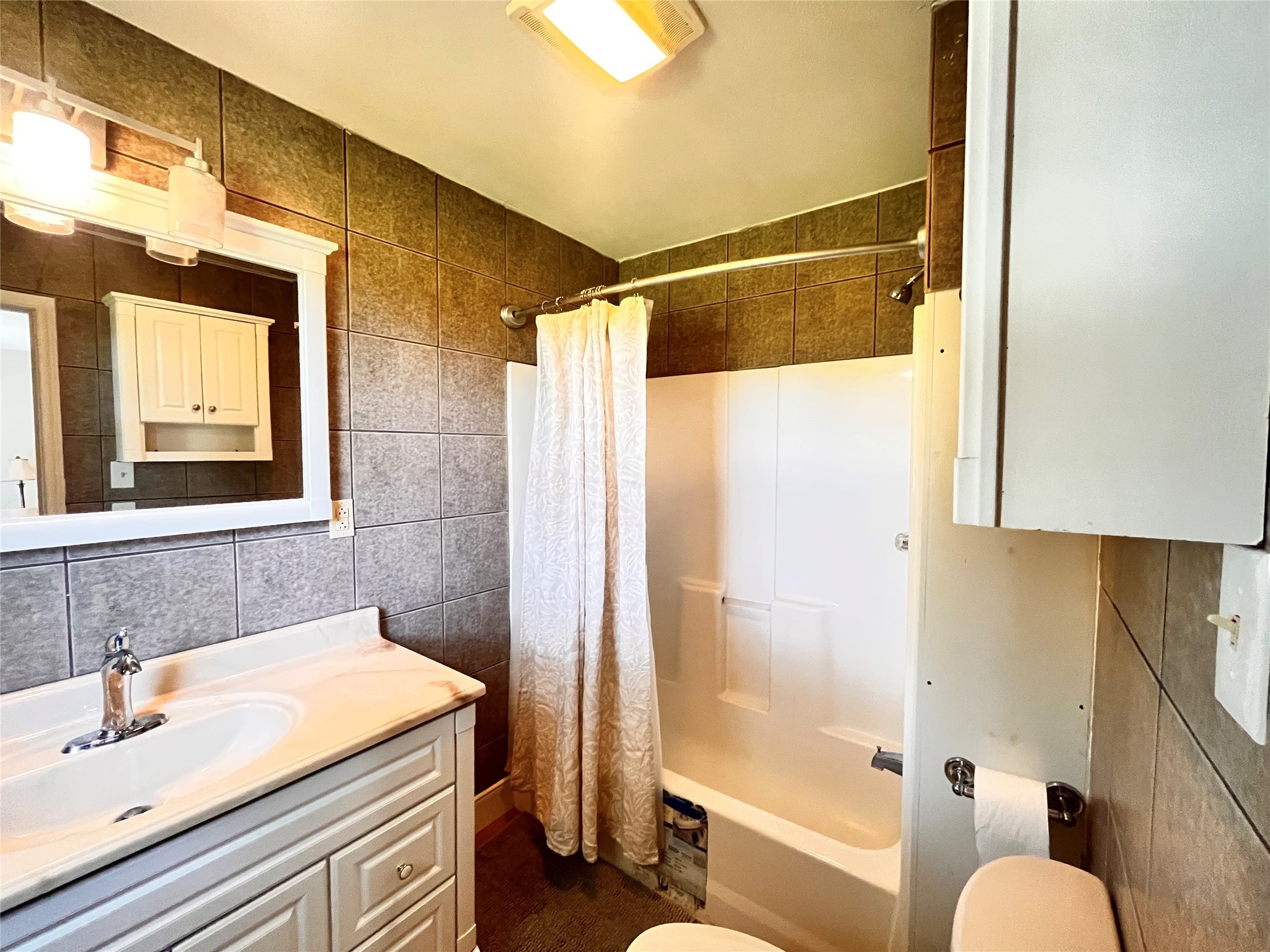 1010 Aurelia Lane Rosenberg, TX 77471 - Photo 14 of 29 a bathroom with a sink and a mirror