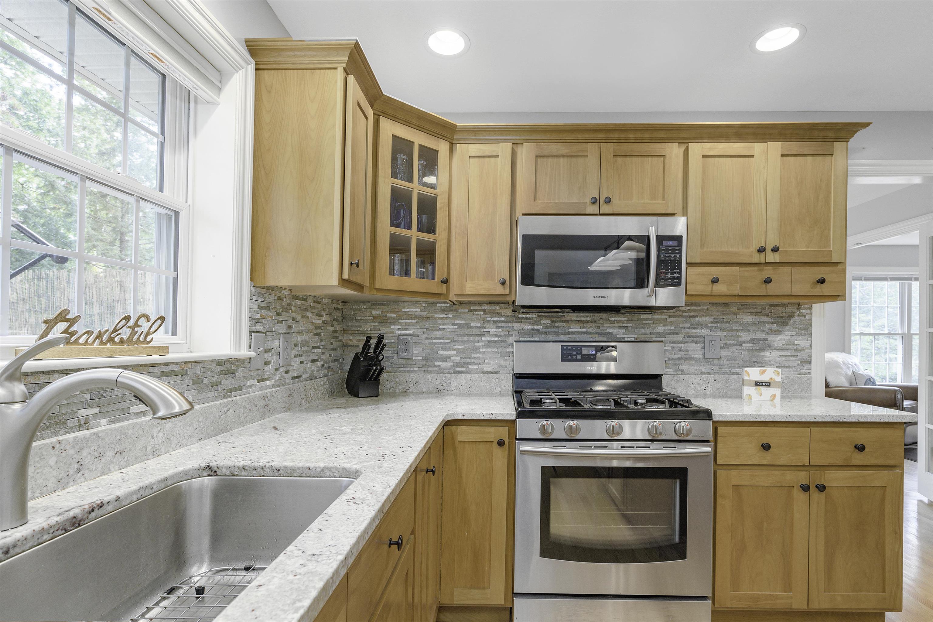 40 Highcrest Road Manchester, NH 03104 - Photo 8 of 40 Gallery Image 8