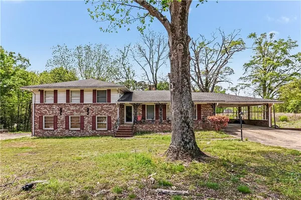 a view of a house with a yard