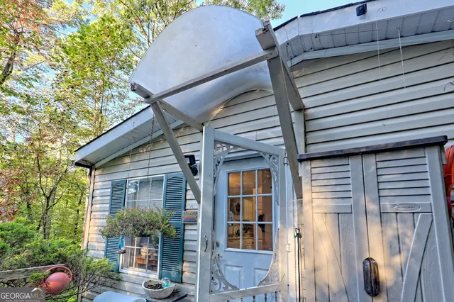 a view of backyard of the house