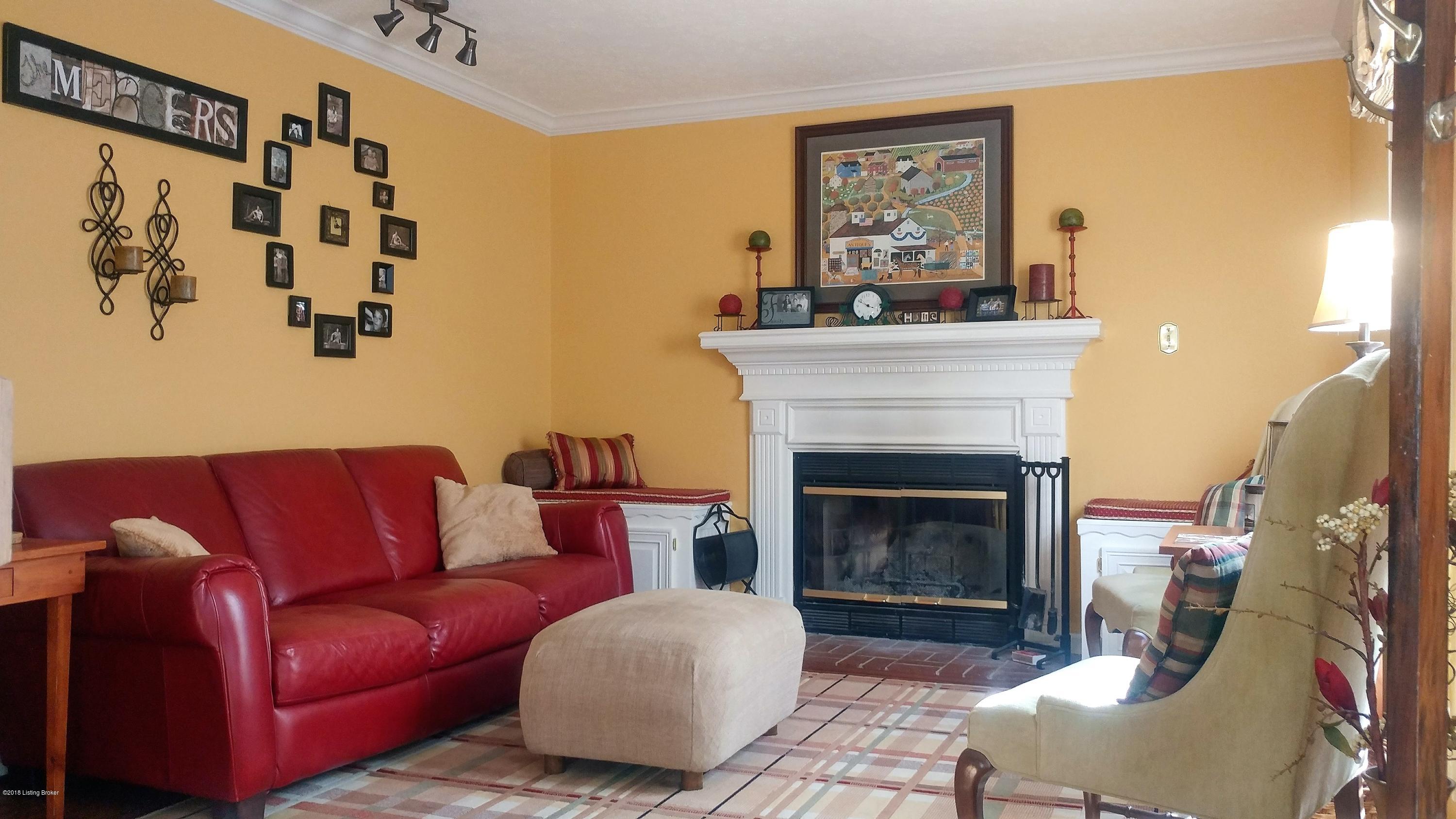 9307 Gutenberg Road Jeffersontown, KY 40291 - Photo 2 of 19 1-Family Room