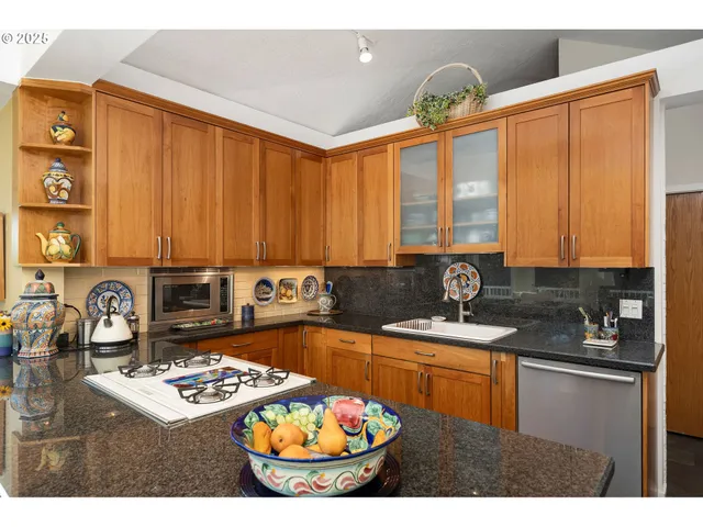 $1,025,000 | 4141 Southwest Washouga Avenue, Portland, OR 97239