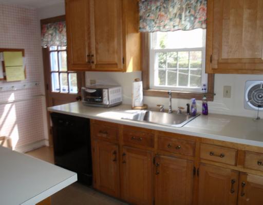 42 Anthony Road Barrington, RI 02806 - Photo 5 of 10 Kitchen.