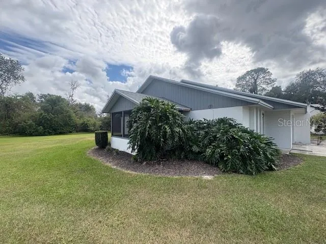 a view of a house with backyard and garden