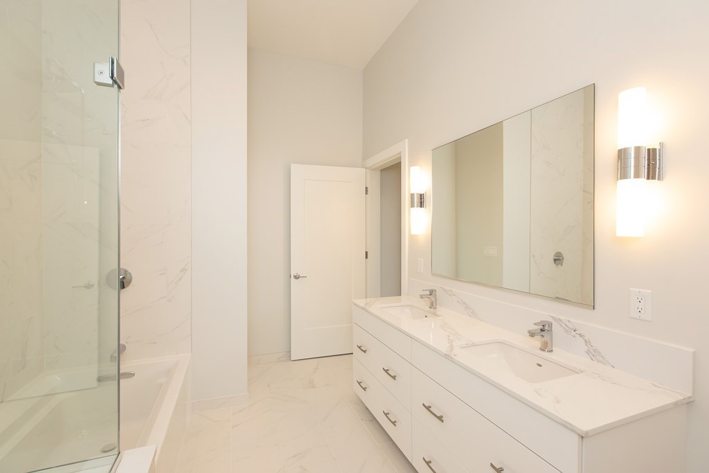 10 Shipyard Drive, Unit 517 Hingham, MA 02043 - Photo 6 of 14 a bathroom with 2 sink and a mirror