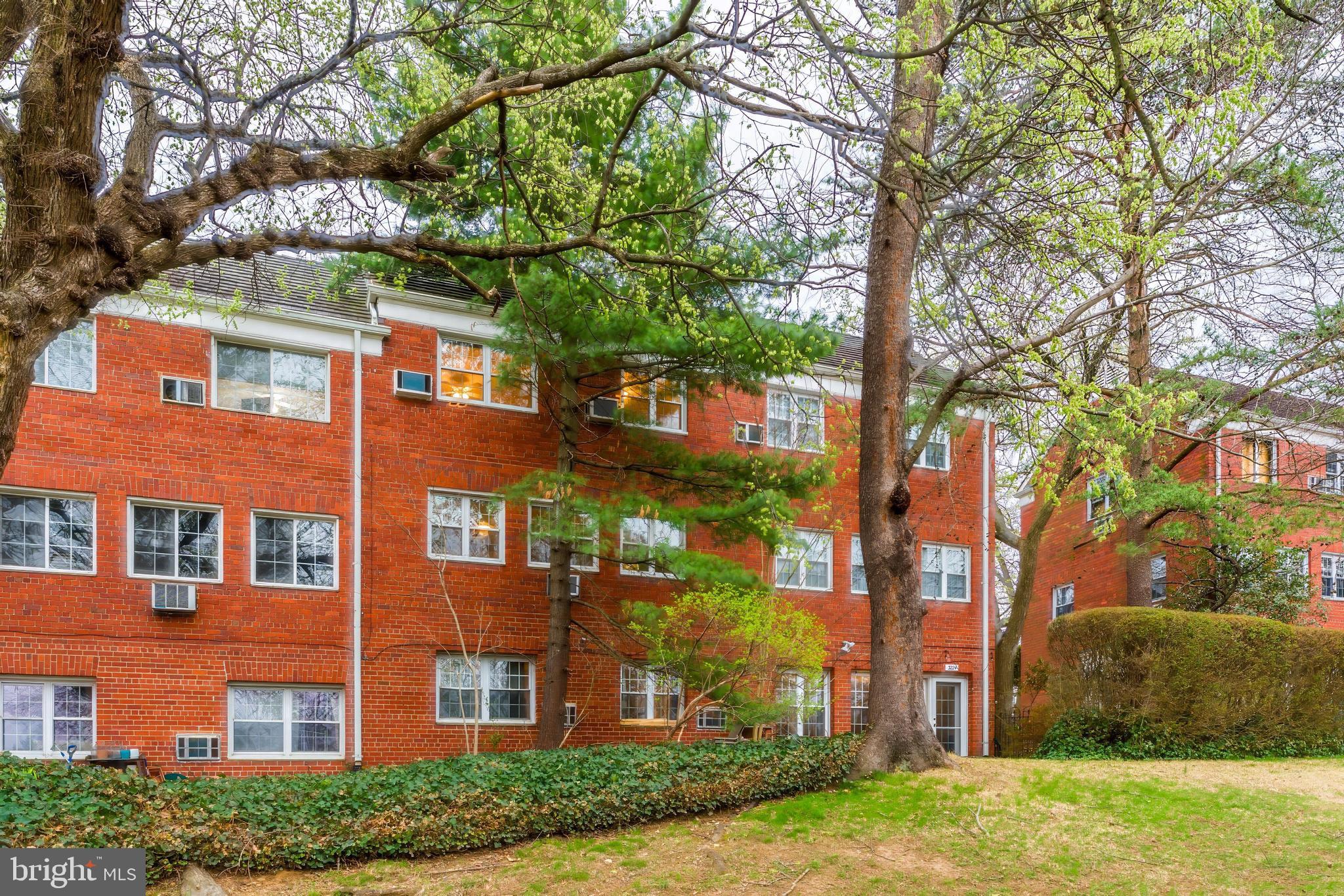 3228 Wellington Road Alexandria, VA 22302 - Photo 20 of 20 front view of a building