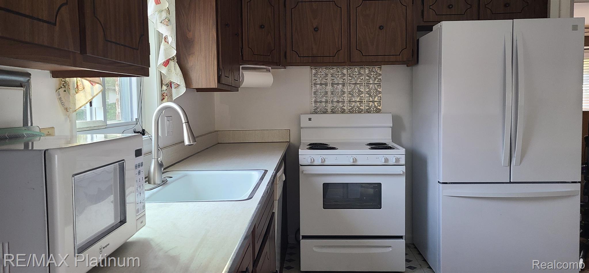 17330 Rougeway Street Livonia, MI 48152 - Photo 2 of 5 Kitchen