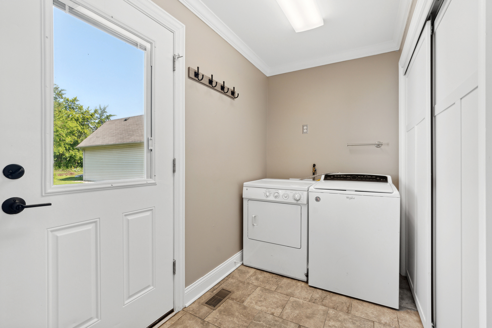 825 South Prairie Road New Lenox, IL 60451 - Photo 17 of 42 a utility room with dryer and washer