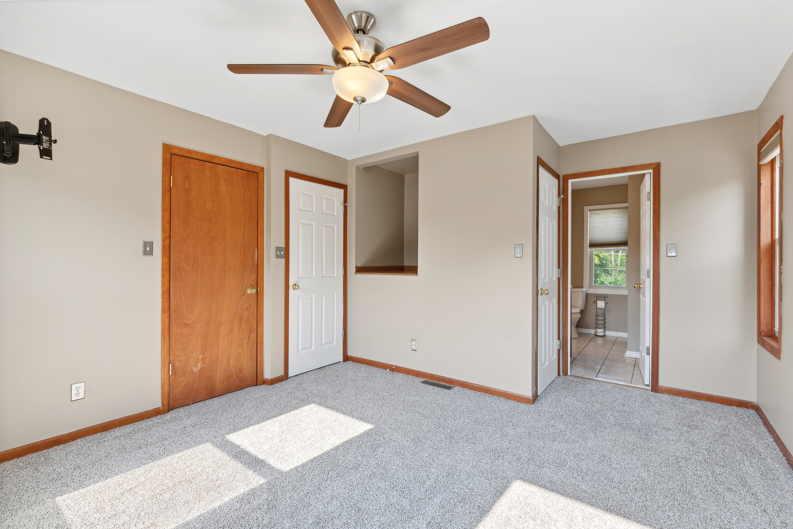 825 South Prairie Road New Lenox, IL 60451 - Photo 26 of 42 a view of livingroom with an entryway
