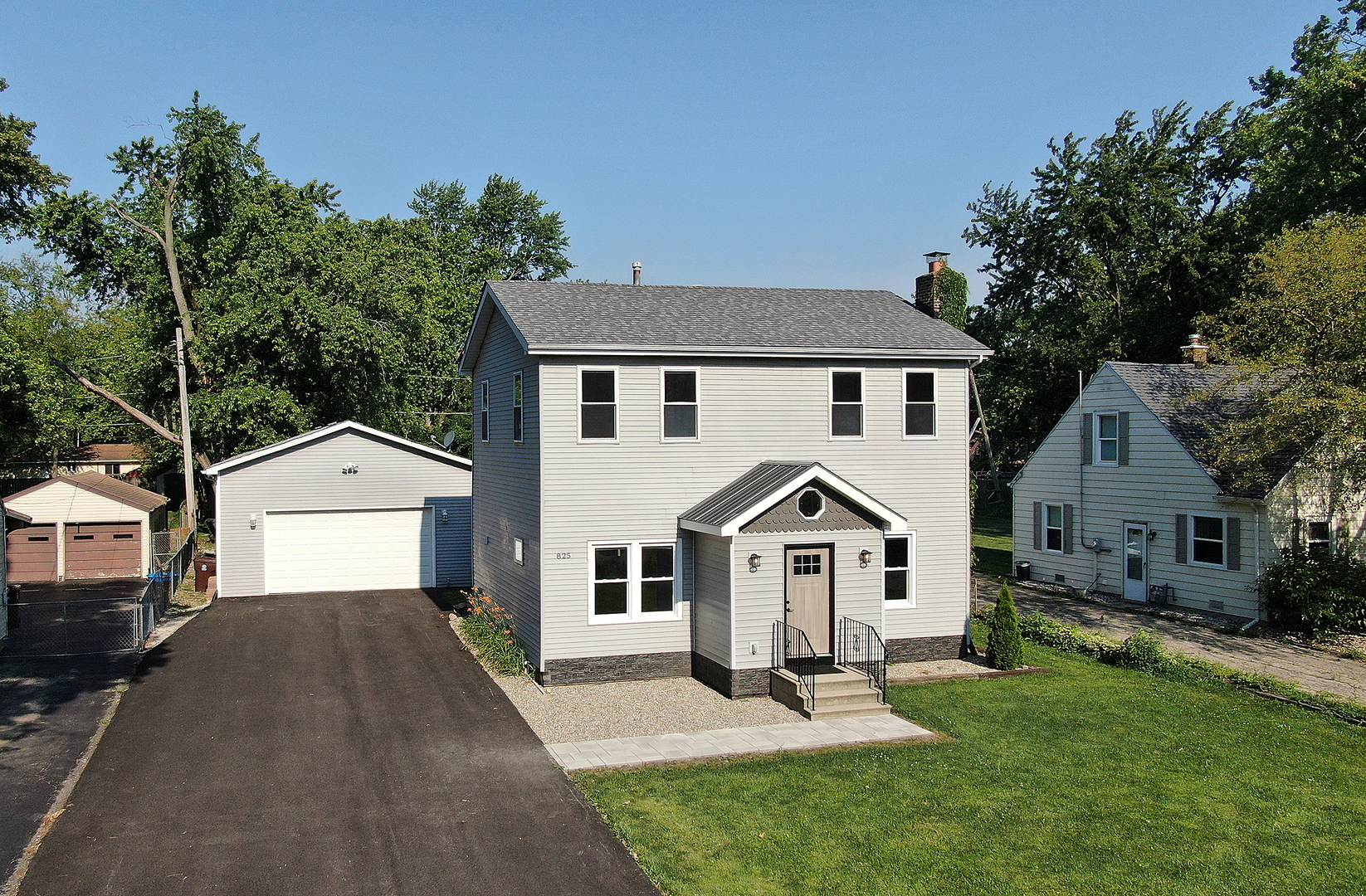 825 South Prairie Road New Lenox, IL 60451 - Photo 4 of 42 a front view of a house with a yard