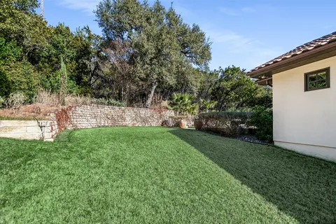 a view of yard with green space