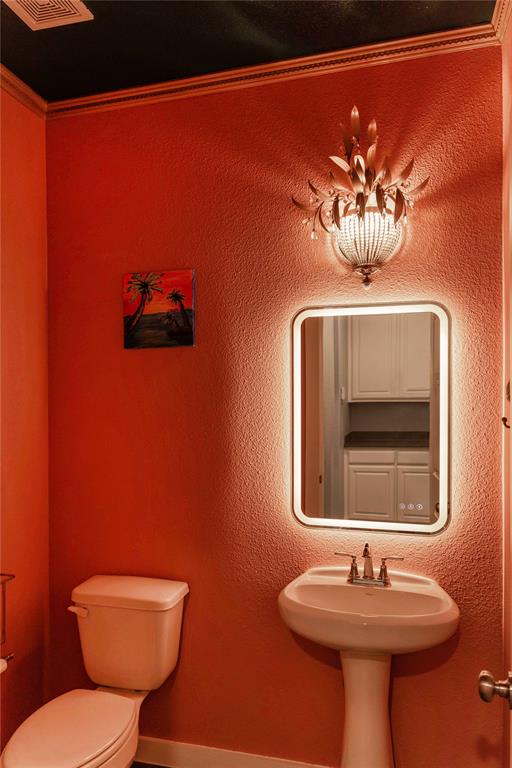 631 Cobblestone Lane Irving, TX 75039 - Photo 10 of 32 a bathroom with a toilet sink and mirror