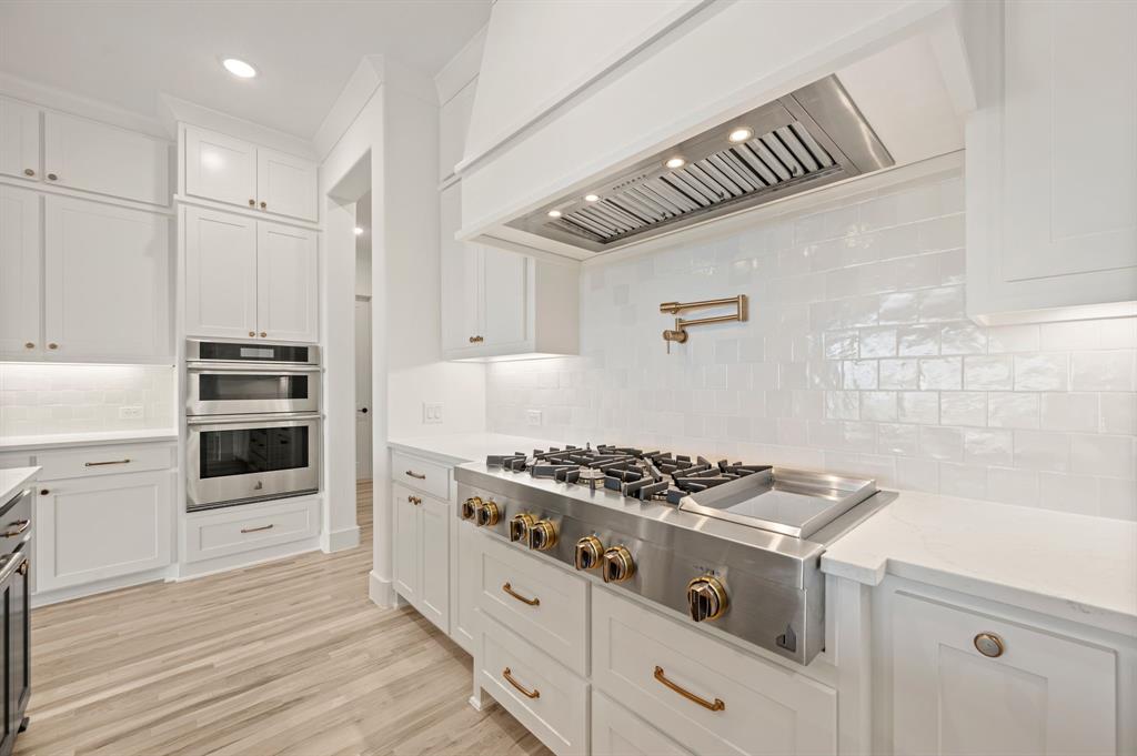 2139 Kingston Street Haslet, TX 76052 - Photo 14 of 40 a kitchen with granite countertop a stove and a refrigerator