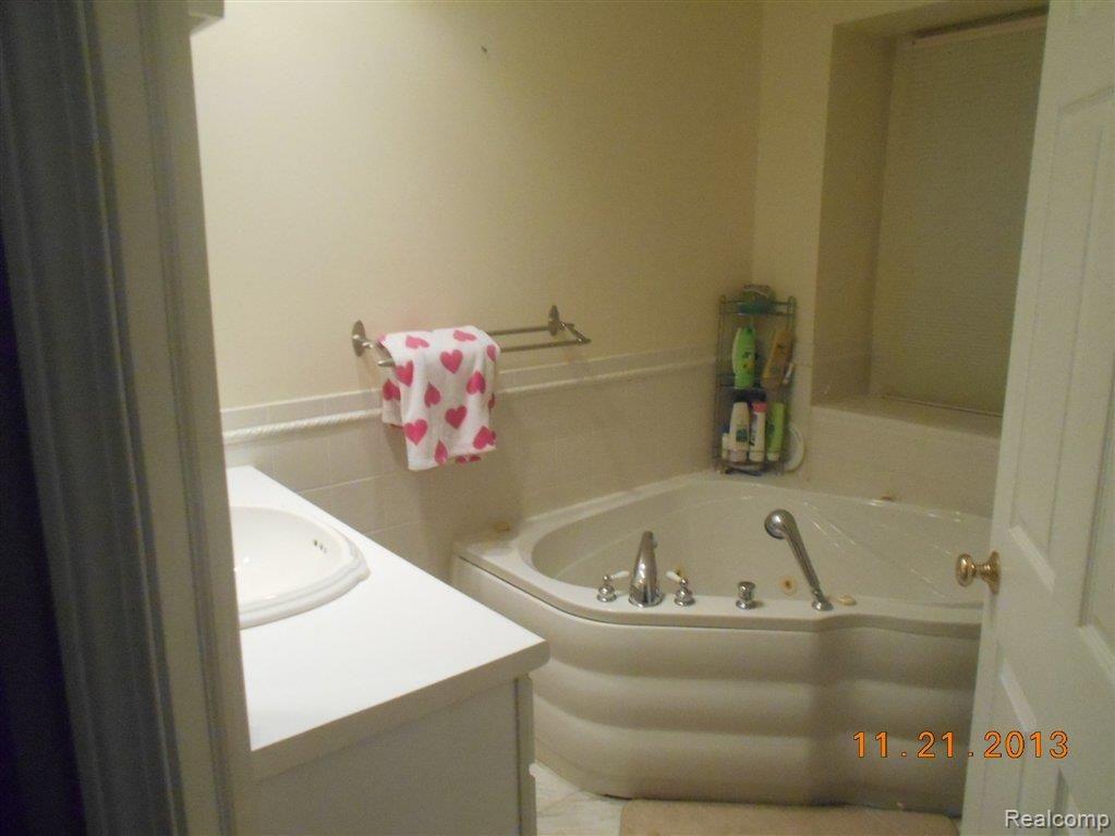 2170 Lancaster Road Bloomfield Hills, MI 48302 - Photo 18 of 18 Master Bath.jpg