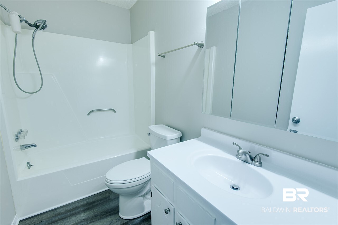 109 Montclair Loop Daphne, AL 36526 - Photo 17 of 32 Master Bathroom