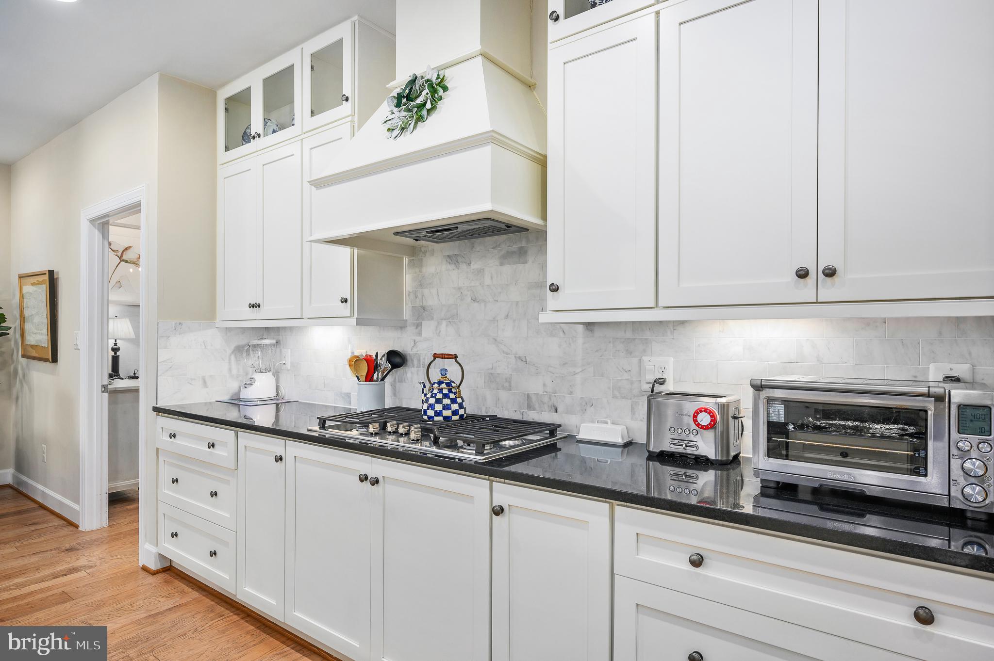 42867 Beaver Crossing Square Ashburn, VA 20148 - Photo 10 of 33 Gas cooktop and Gorgeous cabinets/countertops