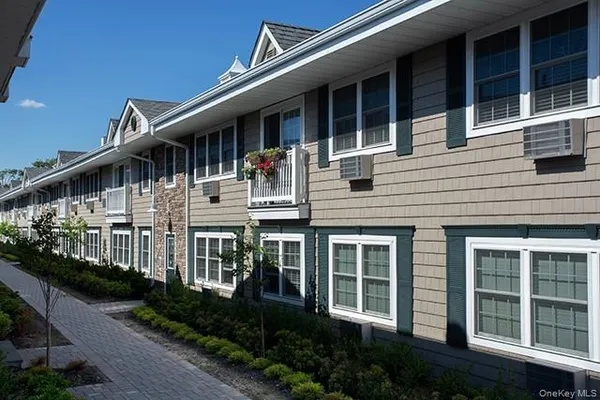 $3,100 | 333 Candee Avenue, Unit E1, Sayville, NY 11782