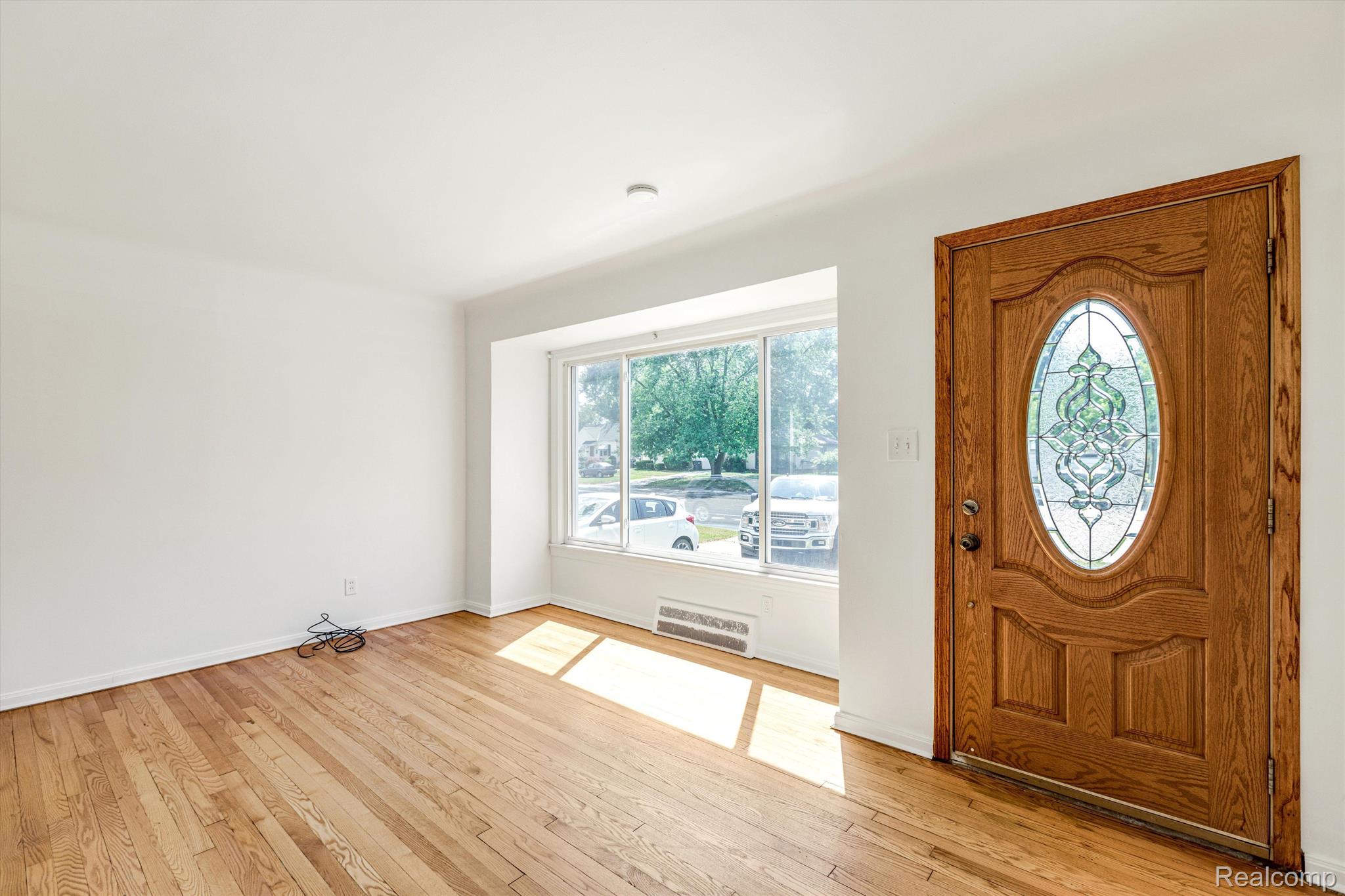 7829 Pelham Road Allen Park, MI 48101 - Photo 4 of 28 Entryway into living room