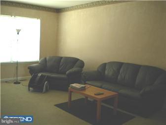 97 Highland Circle Newark, DE 19713 - Photo 2 of 9 Living Room