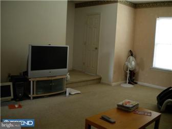 97 Highland Circle Newark, DE 19713 - Photo 3 of 9 Living Room