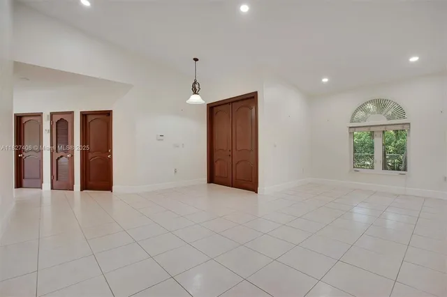 a view of a livingroom with furniture