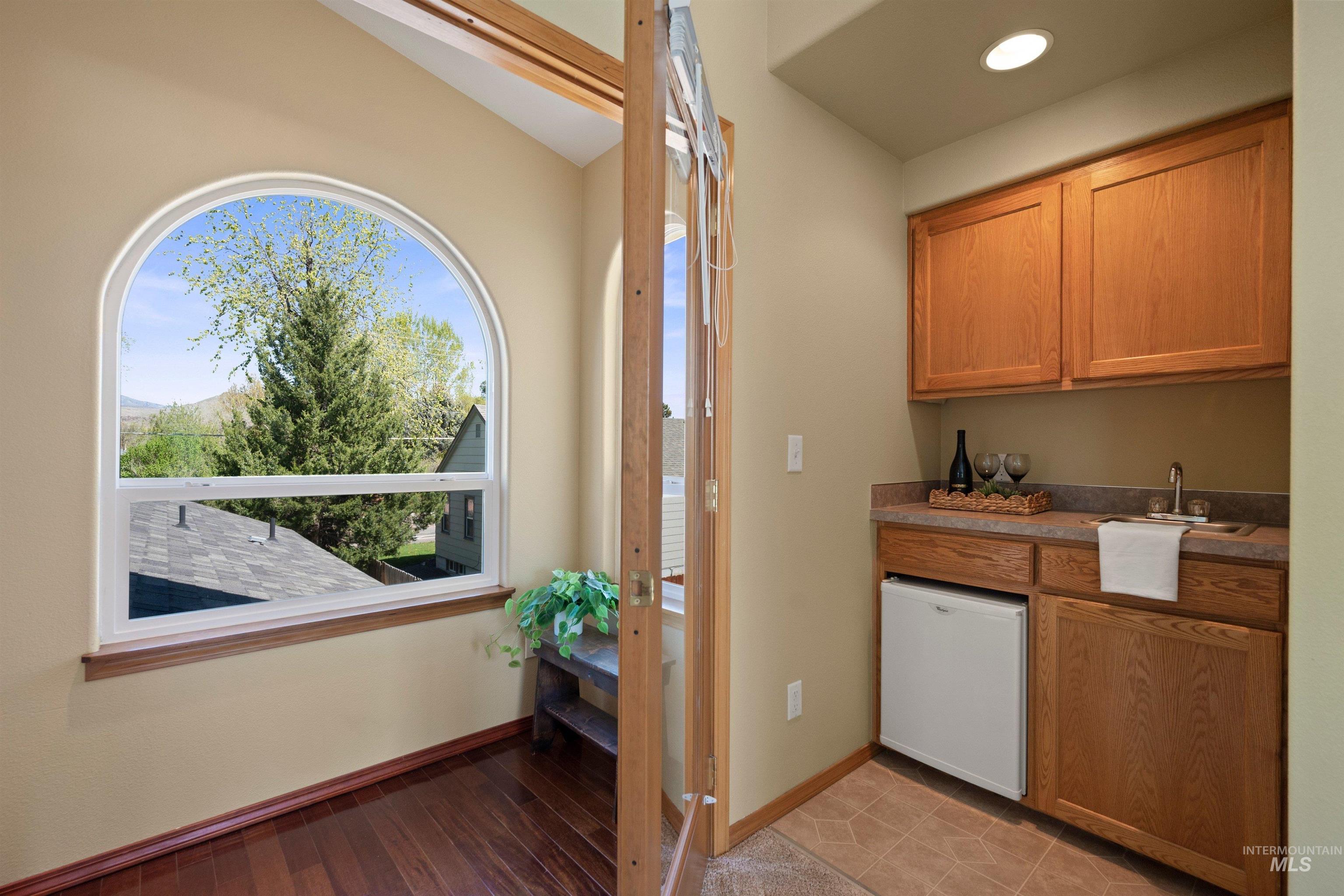 2230 South Sumac Street Boise, ID 83706 - Photo 15 of 50 Coffee station / wet bar in upstairs primary.