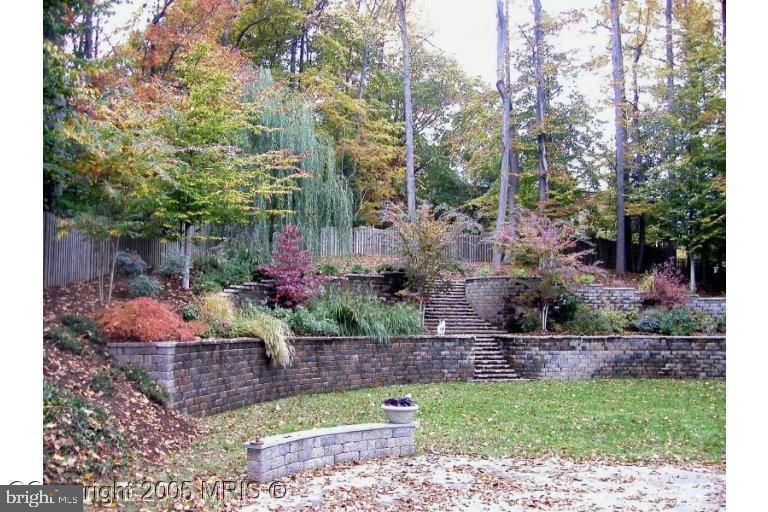 624 Live Oak Drive McLean, VA 22101 - Photo 8 of 10 a backyard of a house with lots of green space