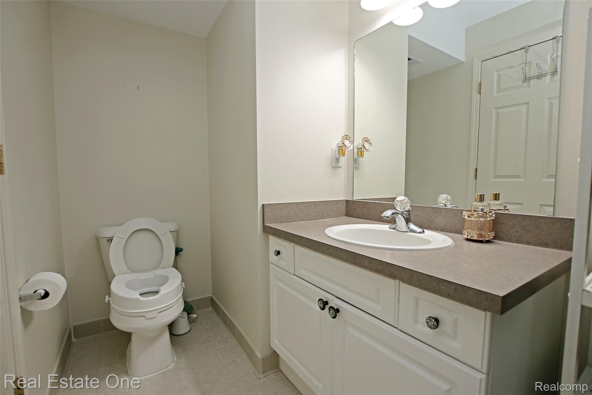 3559 Oakmonte Boulevard Rochester, MI 48306 - Photo 24 of 29 30) Bathroom.jpg