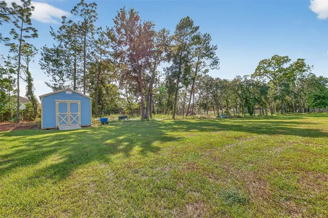 a view of front of a house with a yard