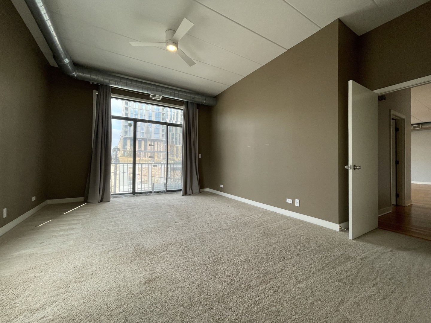 849 West Monroe Street, Unit 3F Chicago, IL 60607 - Photo 10 of 18 an empty room with windows and closet