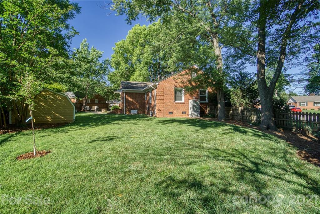 5401 Valley Forge Road Charlotte, NC 28210 - Photo 26 of 27 a view of a backyard with a garden